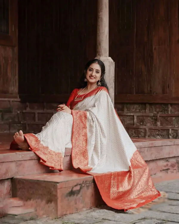 Saree_With_Unstitched_Blouse_For_Women