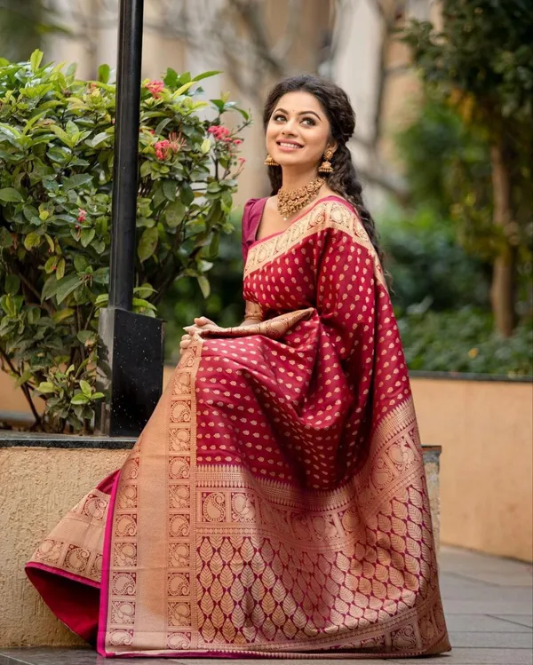 Saree_With_Unstitched_Blouse_For_Women