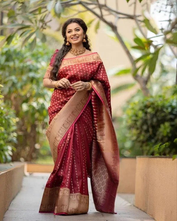 Saree_With_Unstitched_Blouse_For_Women