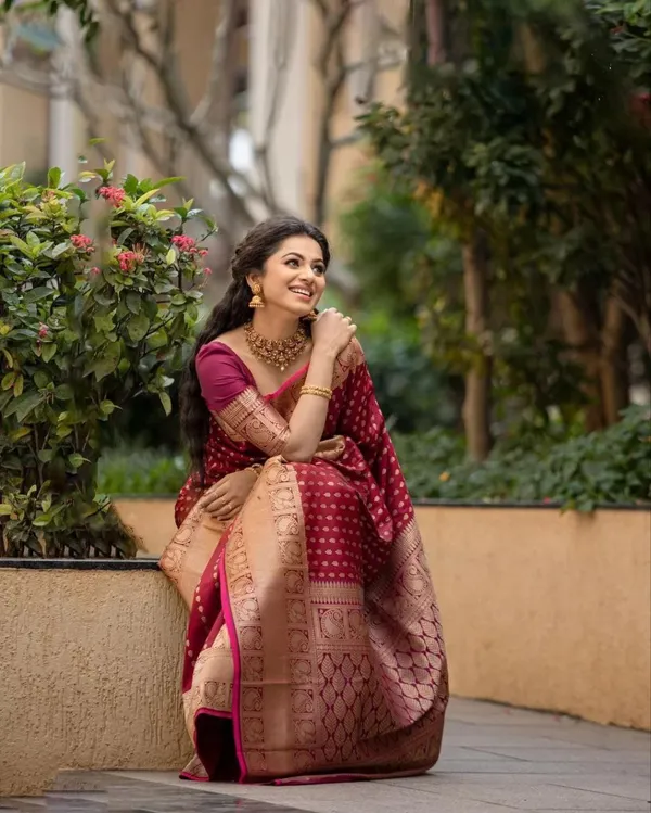 Saree_With_Unstitched_Blouse_For_Women