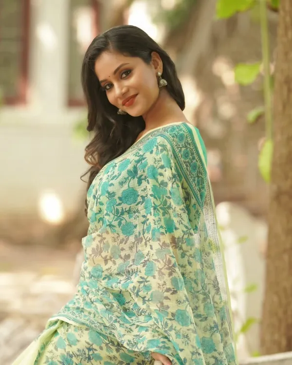 Saree_With_Unstitched_Blouse_For_Women