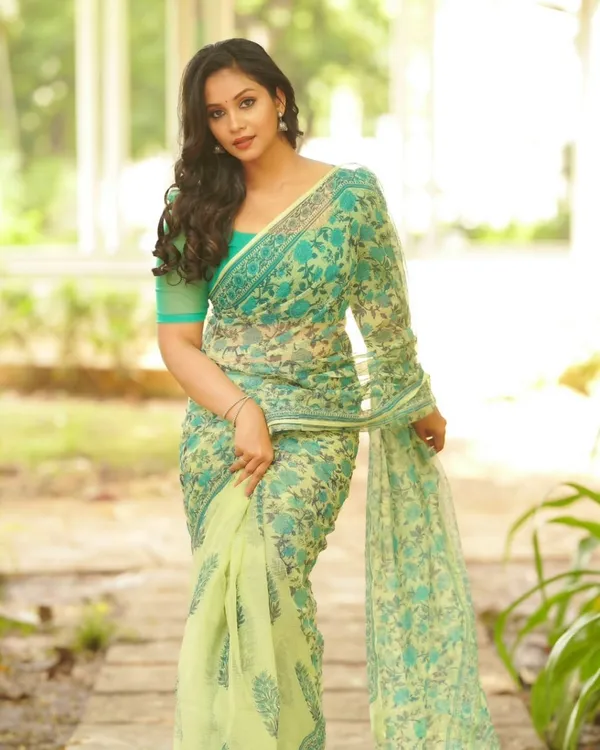 Saree_With_Unstitched_Blouse_For_Women
