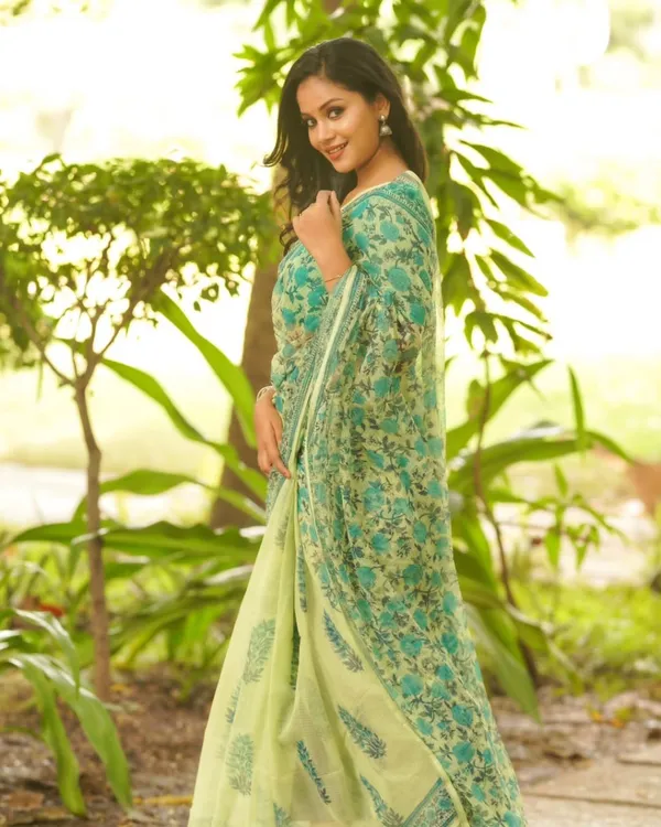 Saree_With_Unstitched_Blouse_For_Women
