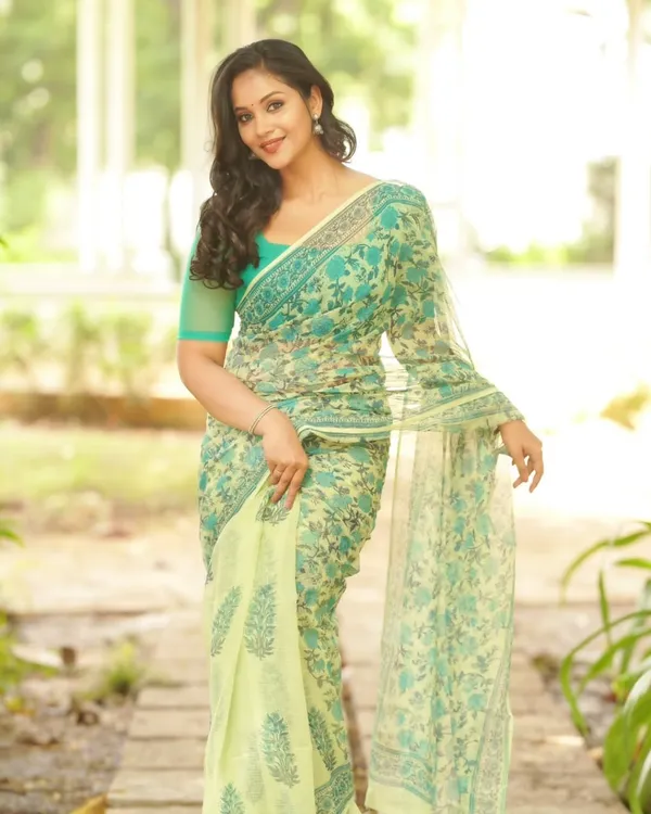Saree_With_Unstitched_Blouse_For_Women
