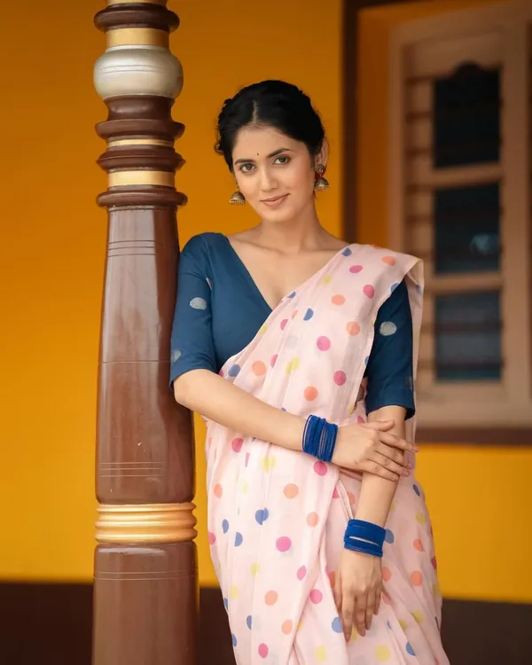 linen_Saree_With_Unstitched_Blouse_For_Women