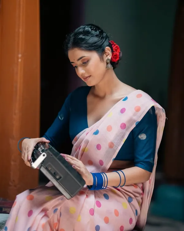 linen_Saree_With_Unstitched_Blouse_For_Women
