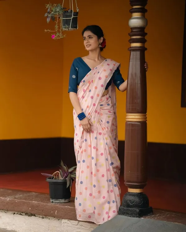 linen_Saree_With_Unstitched_Blouse_For_Women