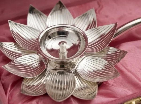 Silver_Iron_Lotus_Shaped_Diya_With_Handle