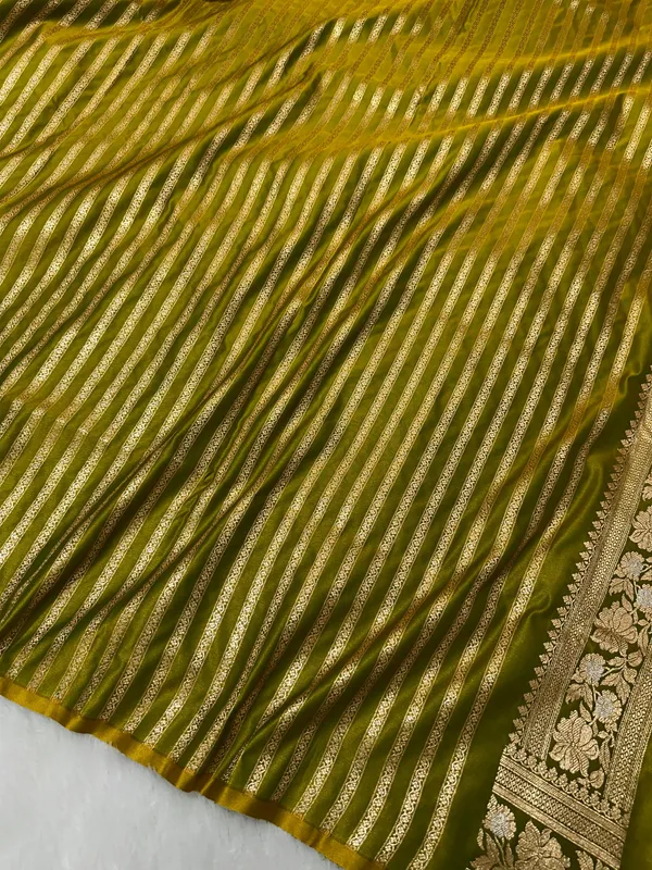 Premium_Moss_Green_Banarasi_Silk_Saree_With_Rich_Gold_Silver_Double_Zari_Weaving