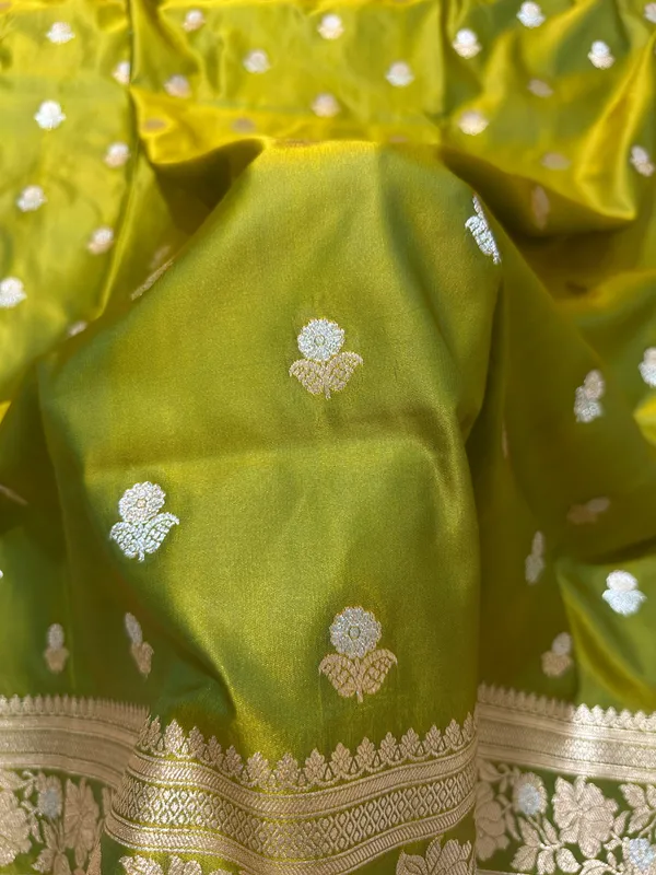 Premium_Moss_Green_Banarasi_Silk_Saree_With_Rich_Gold_Silver_Double_Zari_Weaving
