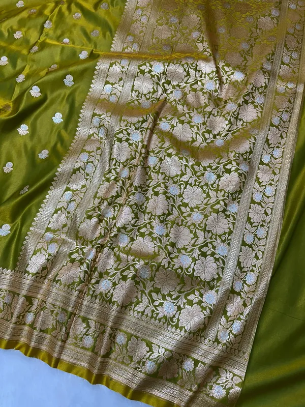 Premium_Moss_Green_Banarasi_Silk_Saree_With_Rich_Gold_Silver_Double_Zari_Weaving