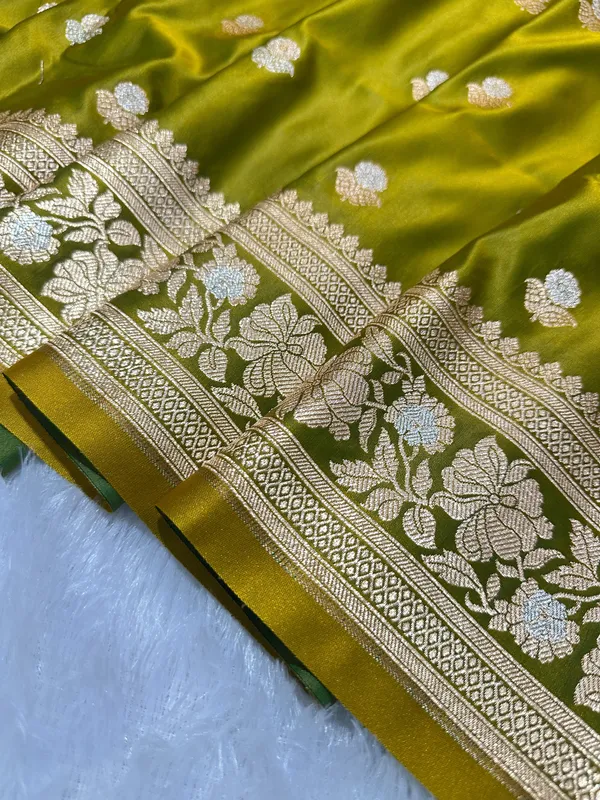 Premium_Moss_Green_Banarasi_Silk_Saree_With_Rich_Gold_Silver_Double_Zari_Weaving