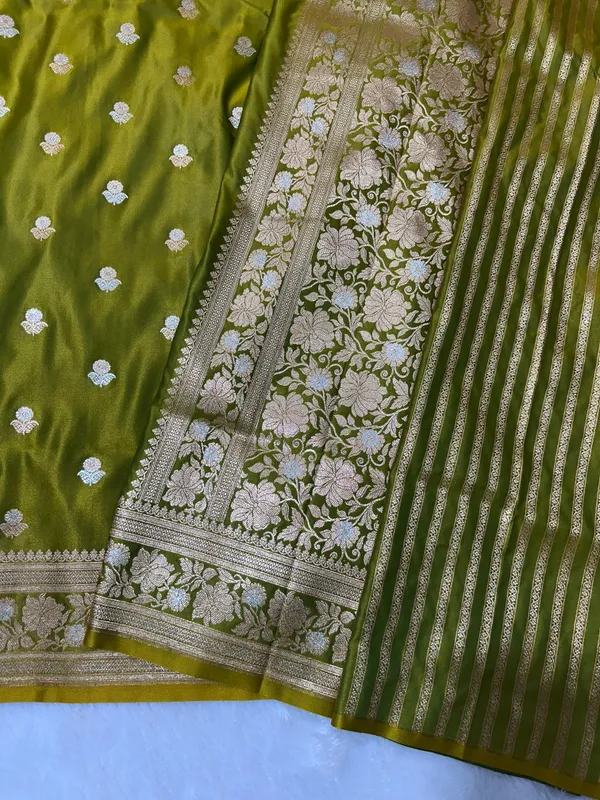 Premium_Moss_Green_Banarasi_Silk_Saree_With_Rich_Gold_Silver_Double_Zari_Weaving