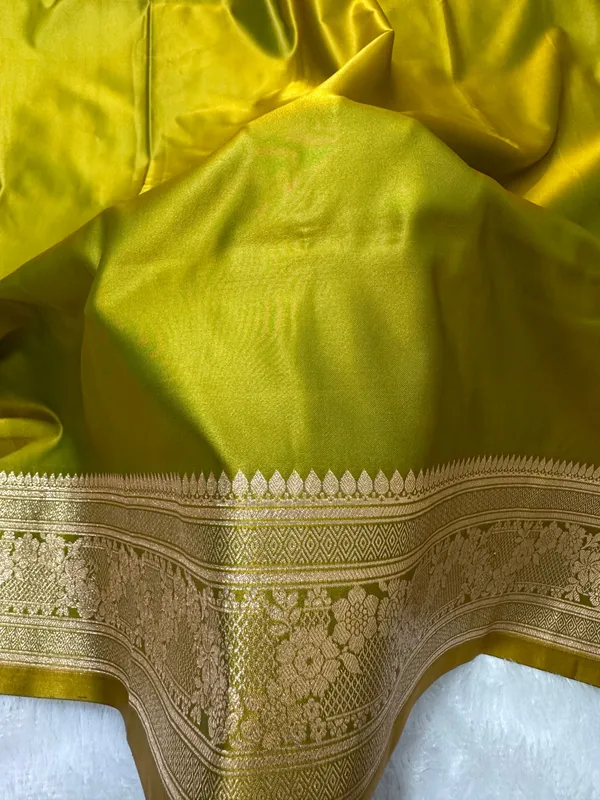 Luxury_Mehendi_Green_Plain_Silk_Saree_With_Rich_Banarasi_Border