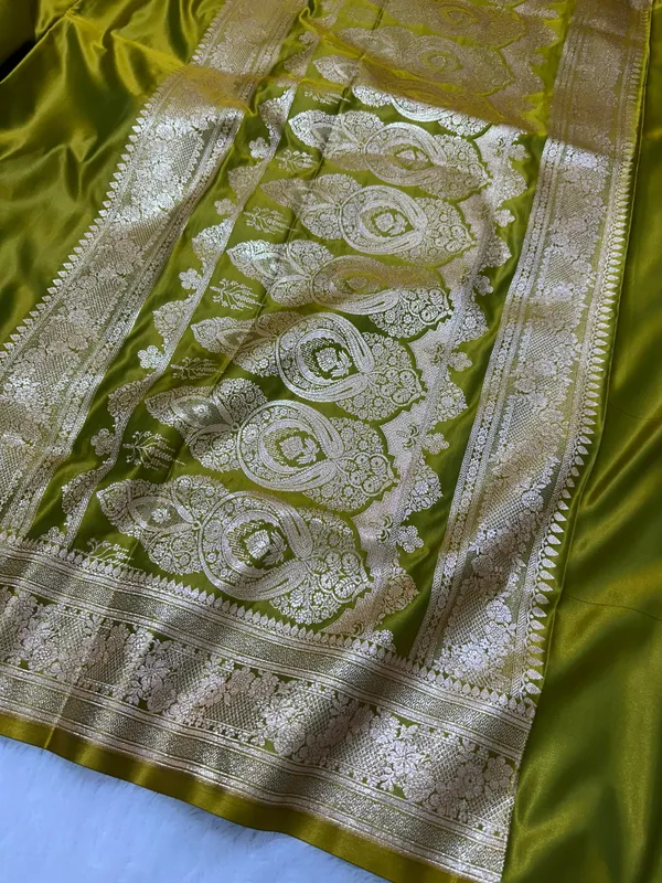 Luxury_Mehendi_Green_Plain_Silk_Saree_With_Rich_Banarasi_Border