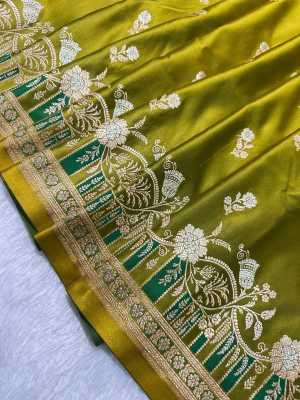 Premium_Mehndi_Green_Banarasi_Silk_Saree_With_Elegant_Double_Zari_Buti_Border