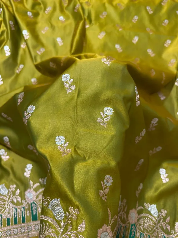 Premium_Mehndi_Green_Banarasi_Silk_Saree_With_Elegant_Double_Zari_Buti_Border