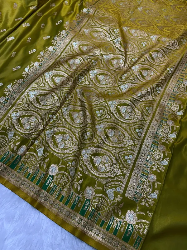 Premium_Mehndi_Green_Banarasi_Silk_Saree_With_Elegant_Double_Zari_Buti_Border