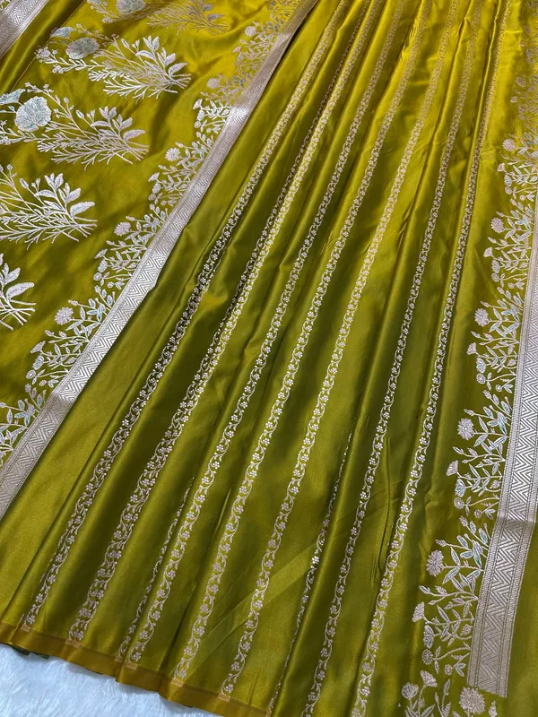 Elegant_Mustard_Gold_Banarasi_Silk_Saree