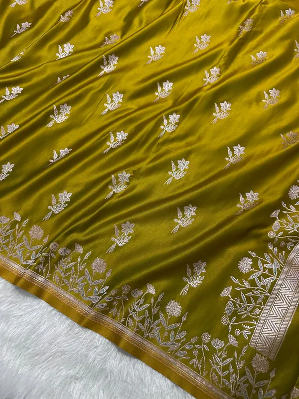 Elegant_Mustard_Gold_Banarasi_Silk_Saree