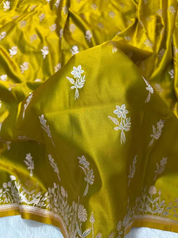 Elegant_Mustard_Gold_Banarasi_Silk_Saree