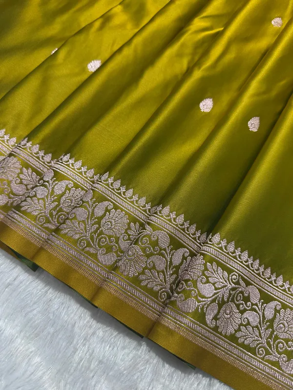 Elegant_Mehndi_Green_Banarasi_Silk_Saree