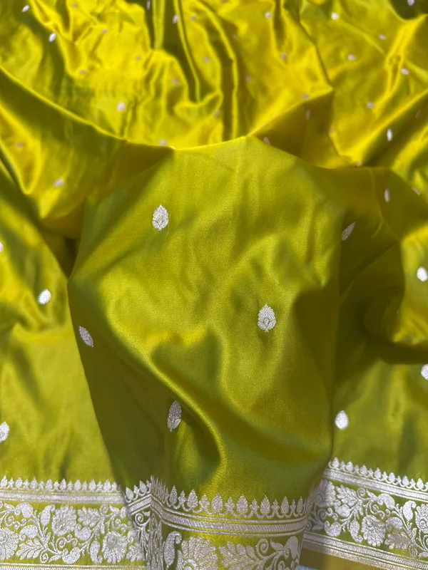 Elegant_Mehndi_Green_Banarasi_Silk_Saree