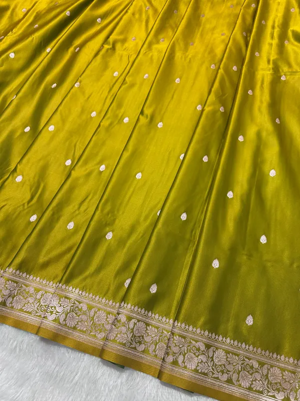 Elegant_Mehndi_Green_Banarasi_Silk_Saree