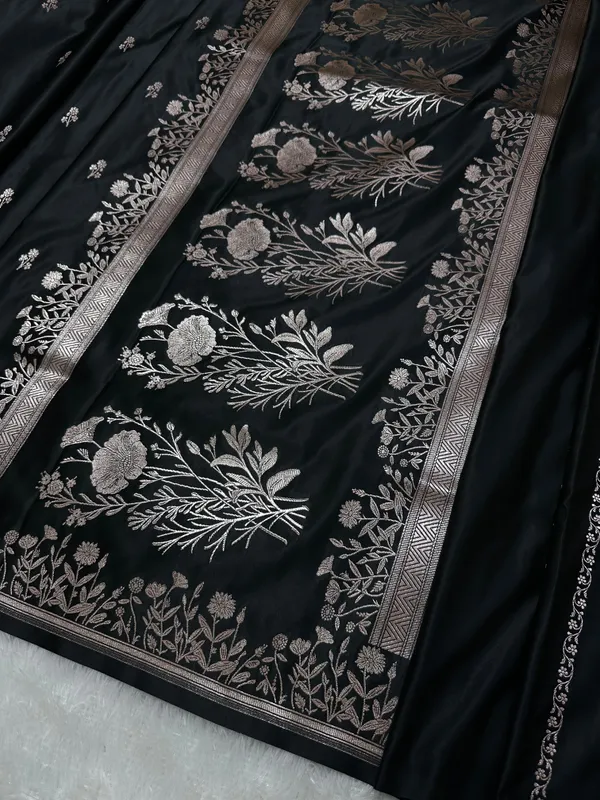 Premium_Black_Banarasi_Silk_Saree_With_Elegant_Double_Zari_Buti_Border