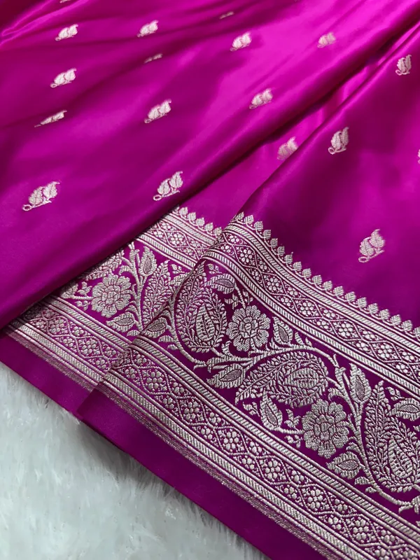 Onion_Pink_Katan_Silk_Banarasi_Saree_With_Heritage_Copper_Zari_Kalka_Bel_Border_And_Sleek_Leaf_Sprigs