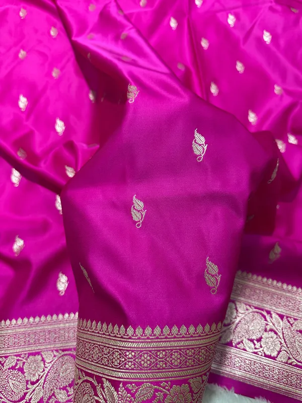 Onion_Pink_Katan_Silk_Banarasi_Saree_With_Heritage_Copper_Zari_Kalka_Bel_Border_And_Sleek_Leaf_Sprigs