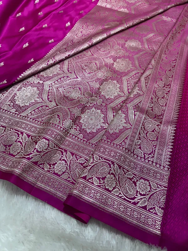 Onion_Pink_Katan_Silk_Banarasi_Saree_With_Heritage_Copper_Zari_Kalka_Bel_Border_And_Sleek_Leaf_Sprigs