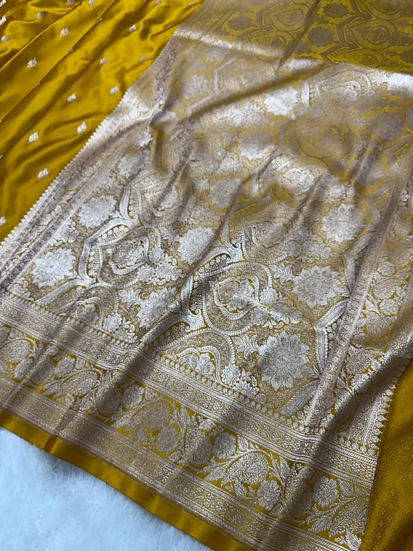 Mustard_Yellow_Katan_Silk_Banarasi_Saree_With_Classic_Copper_Zari_Kalka_Bel_Border_And_Sleek_Leaf_Sprigs