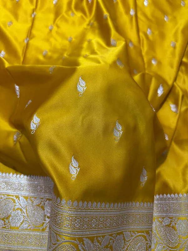 Mustard_Yellow_Katan_Silk_Banarasi_Saree_With_Classic_Copper_Zari_Kalka_Bel_Border_And_Sleek_Leaf_Sprigs