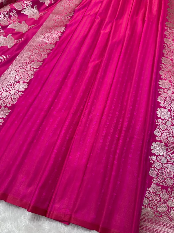 Magenta_Pink_Katan_Silk_Banarasi_Saree_With_Fine_Antique_Copper_Zari_Arch_Bell_Jhallar_Border