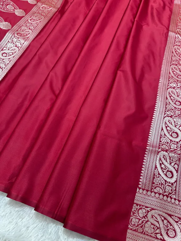 Bridal_Crimson_Red_Katan_Silk_Banarasi_Saree_With_Traditional_Paisley_Border_And_Shimmering_Copper_Zari_Micro_Butis