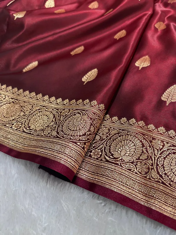 Garnet_Satin_Silk_Banarasi_Saree_With_Royal_Guldasta_Chakra_Border_And_Bold_Gold_Panna_Butis