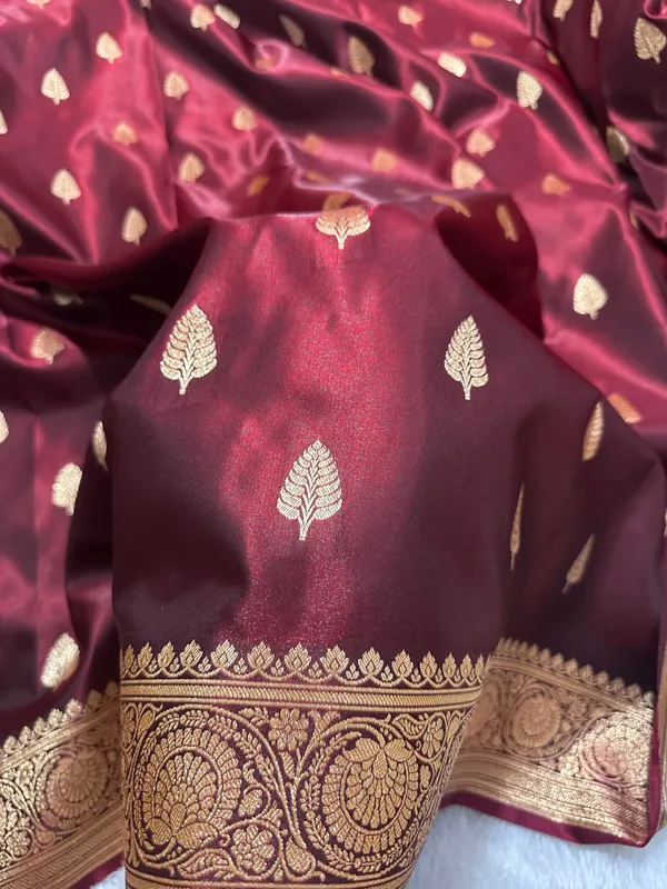 Garnet_Satin_Silk_Banarasi_Saree_With_Royal_Guldasta_Chakra_Border_And_Bold_Gold_Panna_Butis