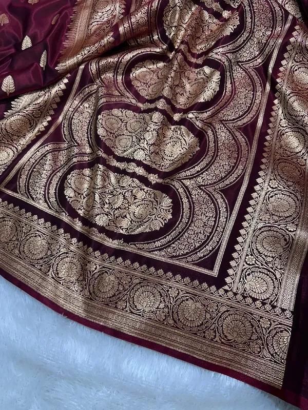 Garnet_Satin_Silk_Banarasi_Saree_With_Royal_Guldasta_Chakra_Border_And_Bold_Gold_Panna_Butis