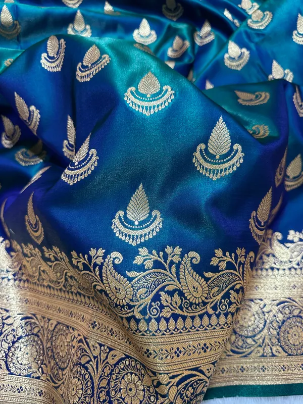 Peacock_Dual_Tone_Satin_Silk_Banarasi_Saree_With_Royal_Guldasta_Chakra_Border_And_Bold_Gold_Panna_Butis