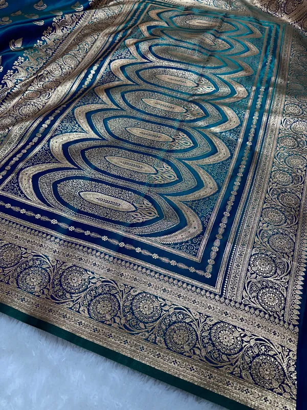Peacock_Dual_Tone_Satin_Silk_Banarasi_Saree_With_Royal_Guldasta_Chakra_Border_And_Bold_Gold_Panna_Butis