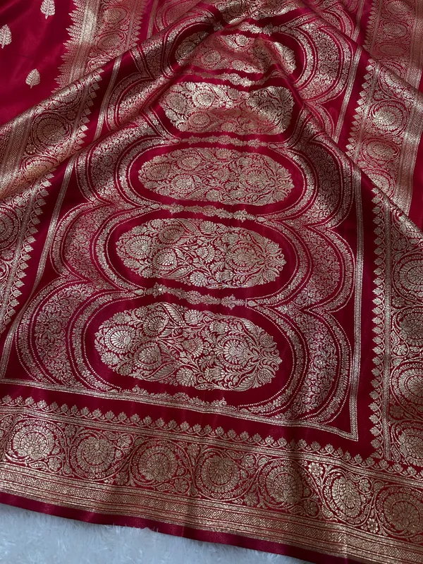 Crimson_Red_Satin_Silk_Banarasi_Saree_With_Royal_Guldasta_Chakra_Border_And_Bold_Gold_Panna_Butis