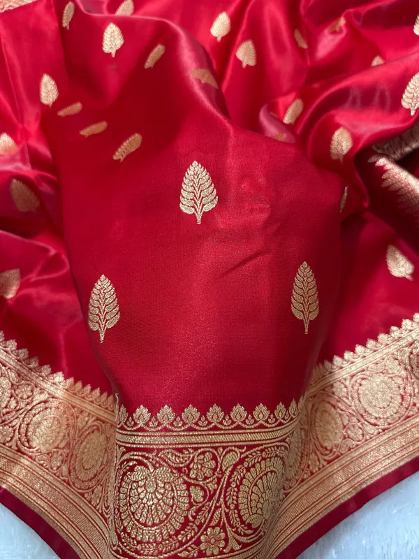 Crimson_Red_Satin_Silk_Banarasi_Saree_With_Royal_Guldasta_Chakra_Border_And_Bold_Gold_Panna_Butis