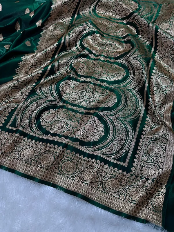 Bottle_Green_Satin_Silk_Banarasi_Saree_With_Royal_Guldasta_Chakra_Border_And_Bold_Gold_Panna_Butis
