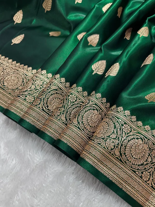 Bottle_Green_Satin_Silk_Banarasi_Saree_With_Royal_Guldasta_Chakra_Border_And_Bold_Gold_Panna_Butis