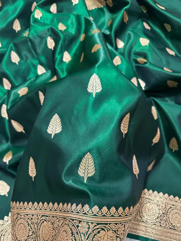Bottle_Green_Satin_Silk_Banarasi_Saree_With_Royal_Guldasta_Chakra_Border_And_Bold_Gold_Panna_Butis