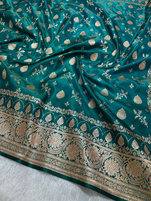 Rama_Green_Satin_Silk_Banarasi_Saree_With_Royal_Guldasta_Chakra_Border_And_Bold_Gold_Panna_Butis_Copy