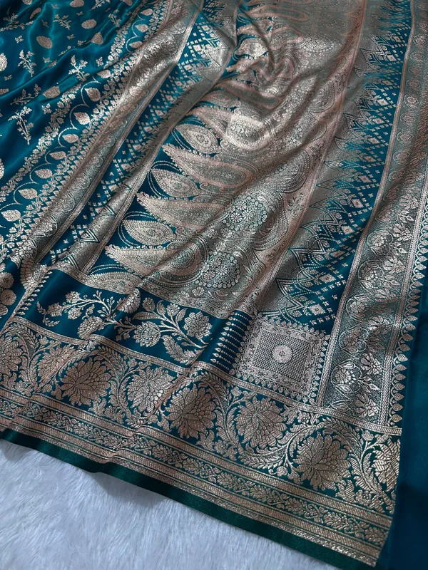 Rama_Green_Satin_Silk_Banarasi_Saree_With_Royal_Guldasta_Chakra_Border_And_Bold_Gold_Panna_Butis_Copy