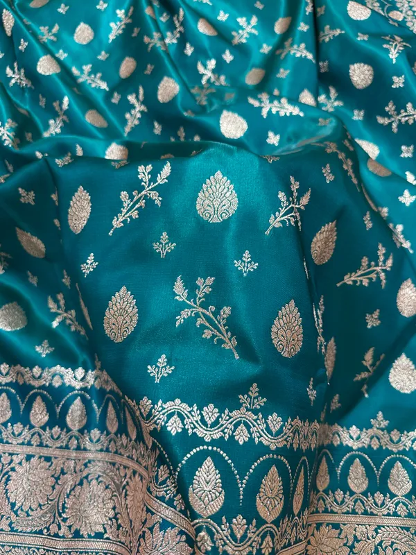 Rama_Green_Satin_Silk_Banarasi_Saree_With_Royal_Guldasta_Chakra_Border_And_Bold_Gold_Panna_Butis_Copy