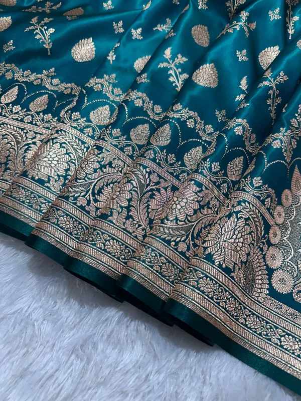 Rama_Green_Satin_Silk_Banarasi_Saree_With_Royal_Guldasta_Chakra_Border_And_Bold_Gold_Panna_Butis_Copy
